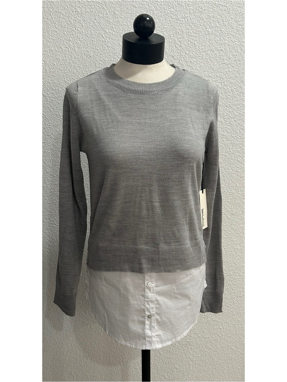 Haute Monde Women’s Knit Pullover Gray Sweater Size Small White Shirt Hem Preppy